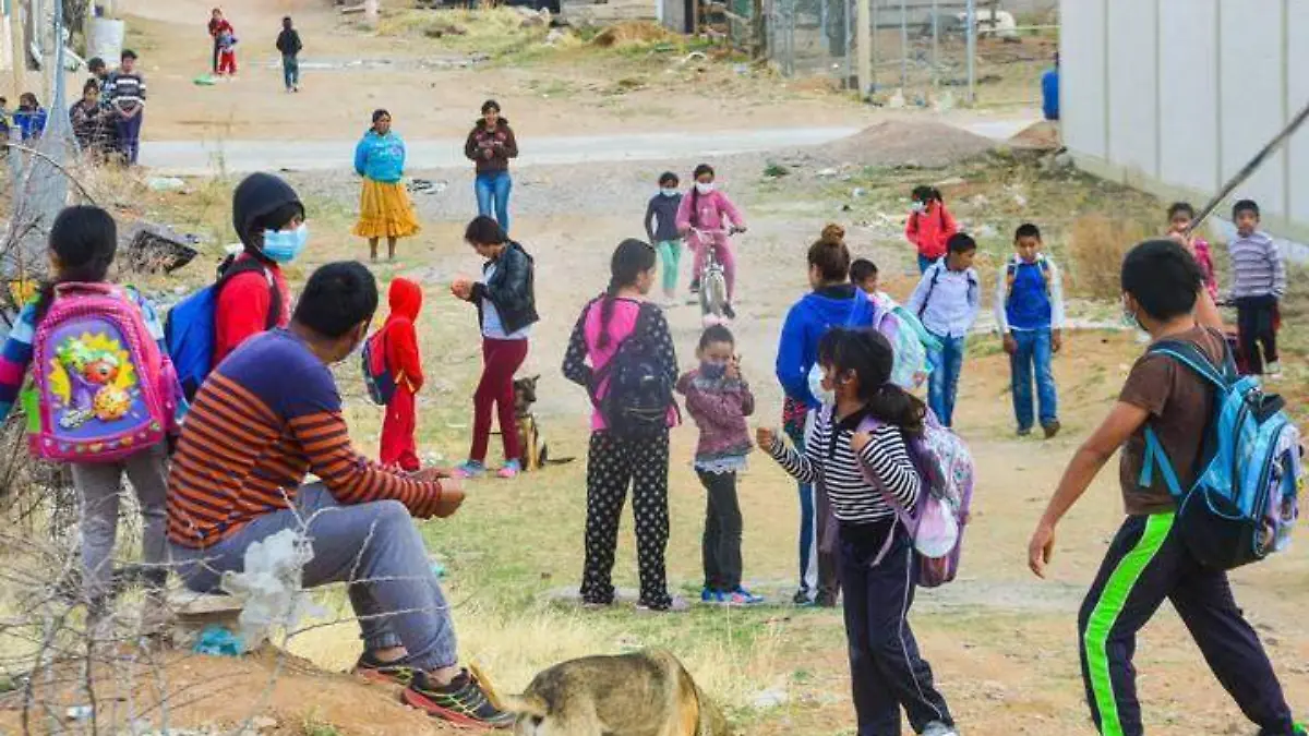 niños esperando entrar a clase nota